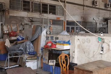 小型工廠倉(cāng)庫(kù)消防隱患重重 電線亂拉、貨物亂堆、意識(shí)薄弱亟待整治